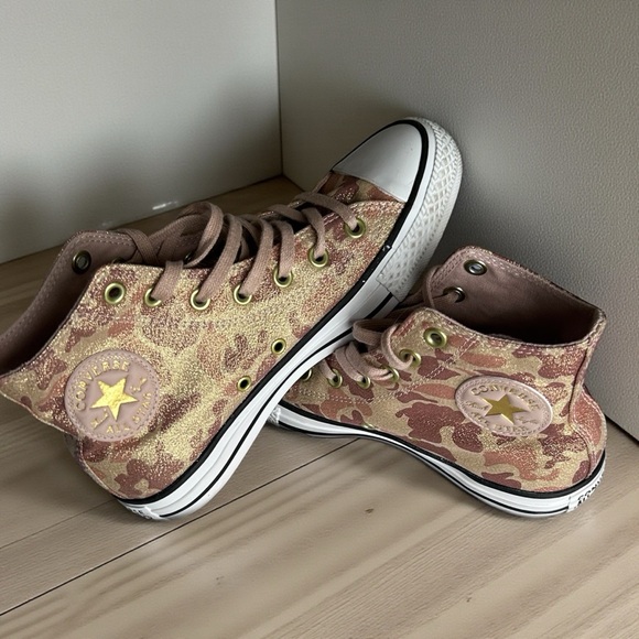Converse Chuck Taylor All Star High Top sneakers in color way "Lurex Camo"
Sz 7 - Picture 2 of 9